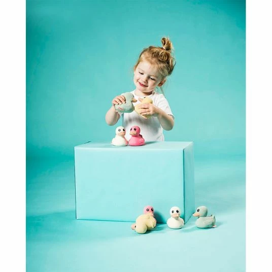 HEVEA Bade- und Spielzeugente aus Naturkautschuk - Kawan - Dusty Mint 5 HEVEA Bade- und Spielzeugente aus Naturkautschuk - Kawan - Dusty Mint – Bild 5
