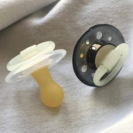 Nip Leucht-Schnuller 4er Pack Cherry Night - Latex 0-6 M - Boy 3 Nip Leucht-Schnuller 4er Pack Cherry Night - Latex 0-6 M - Boy – Bild 3