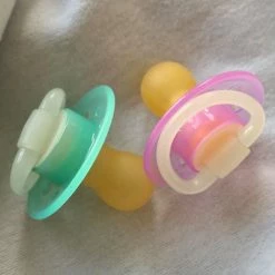 Nip Leucht-Schnuller 4er Pack Cherry Night - Latex ab 6 M - Girl -Baden & Waschen Verkäufe nip leucht schnuller 4er pack cherry night latex ab 6 m girl 38504 51 d2